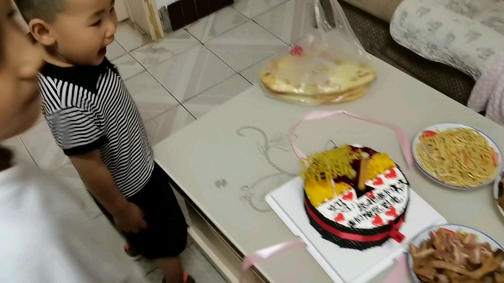 今天妈妈过生日,带上蛋糕和肉菜出发晚上给老妈过生日去