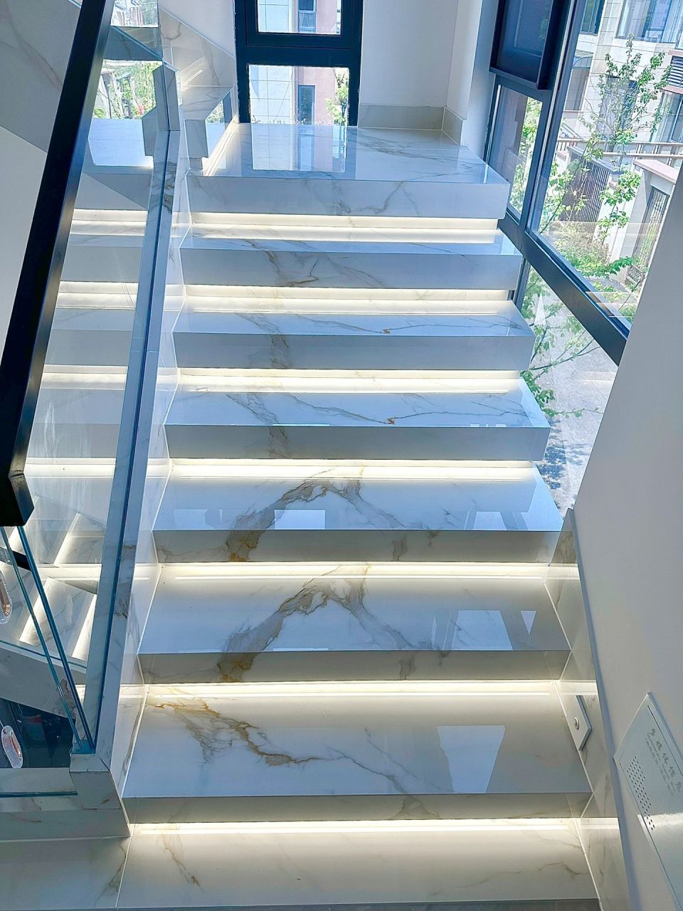 很喜欢这个楼梯的设计,白色大理石纹的瓷砖 超白玻璃 黑色扶手!
