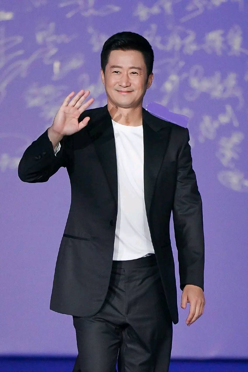 吴京亮相上海,他这次搭配的很简洁,看上去也特别的有气势,真的是超级