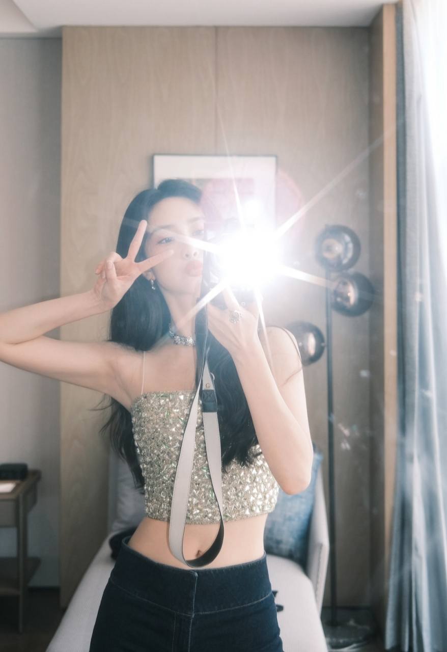 孟子义穿吊带,大秀小蛮腰,完美的腰部曲线迷人至极!