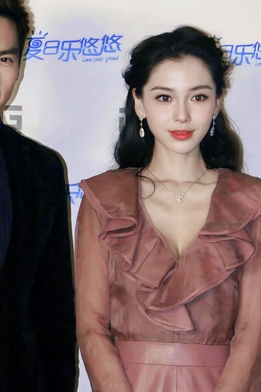 不知道这是多大年龄时期,混血感还挺重的,满脸胶原蛋白,比现在好看多