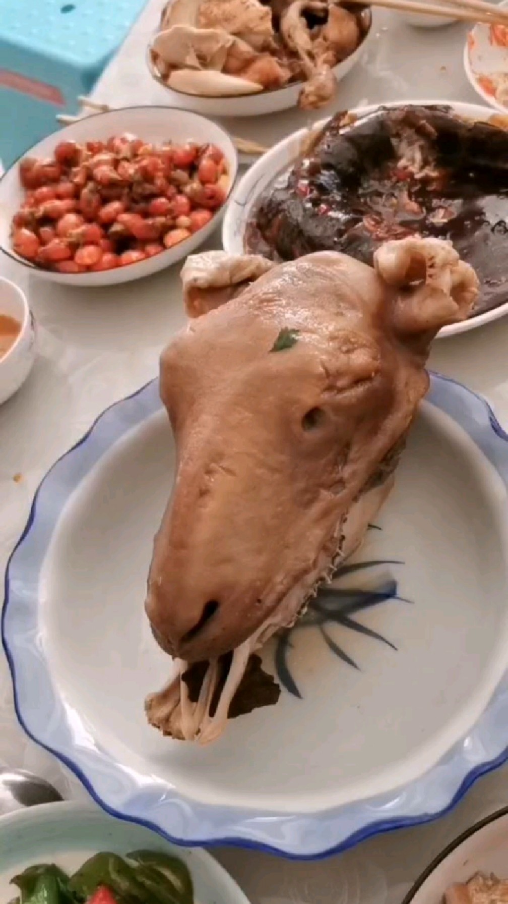 过年聚餐吃羊头