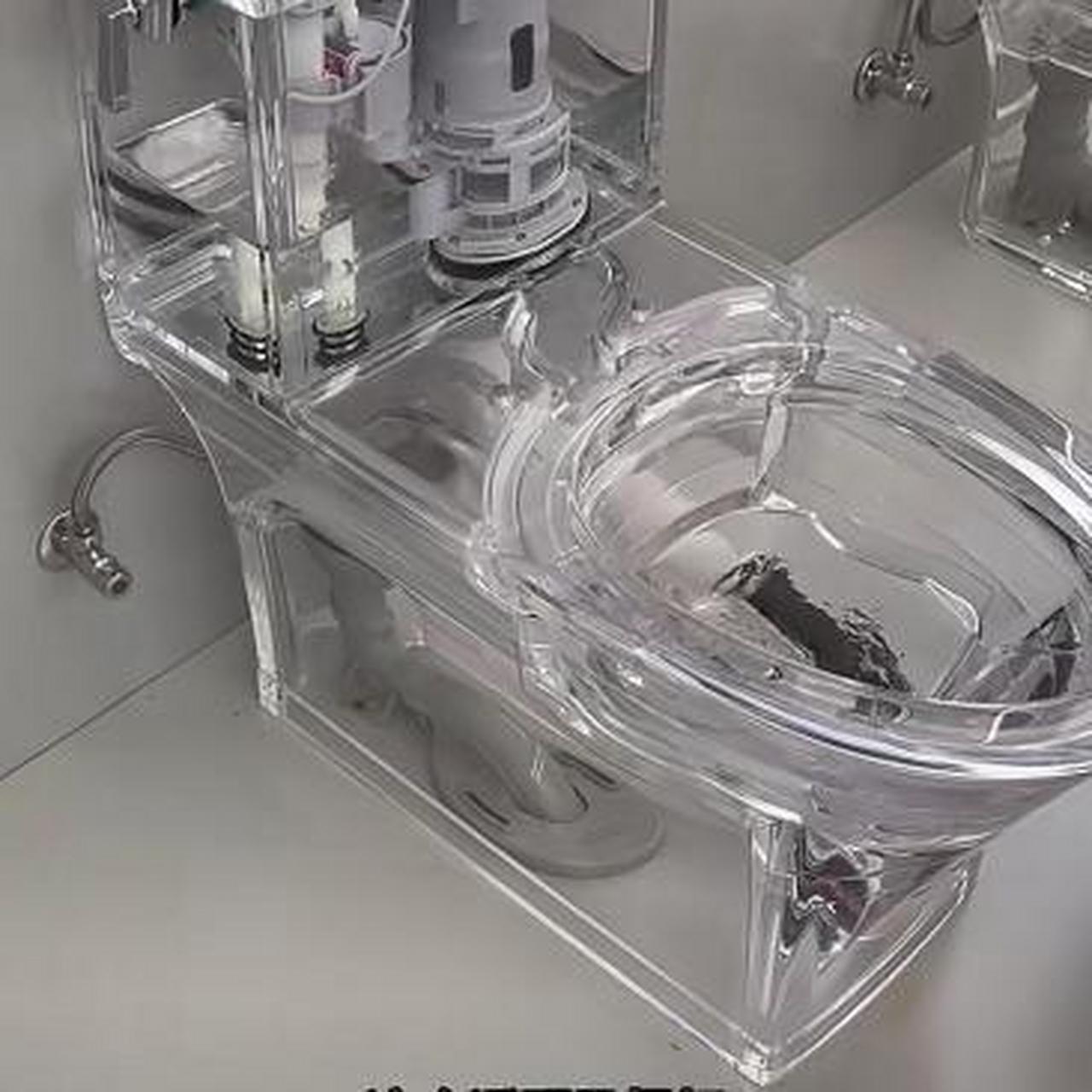 去亲戚家吃饭上厕所的时候发现这马桶咋用透明水晶做的这种上厕所有啥