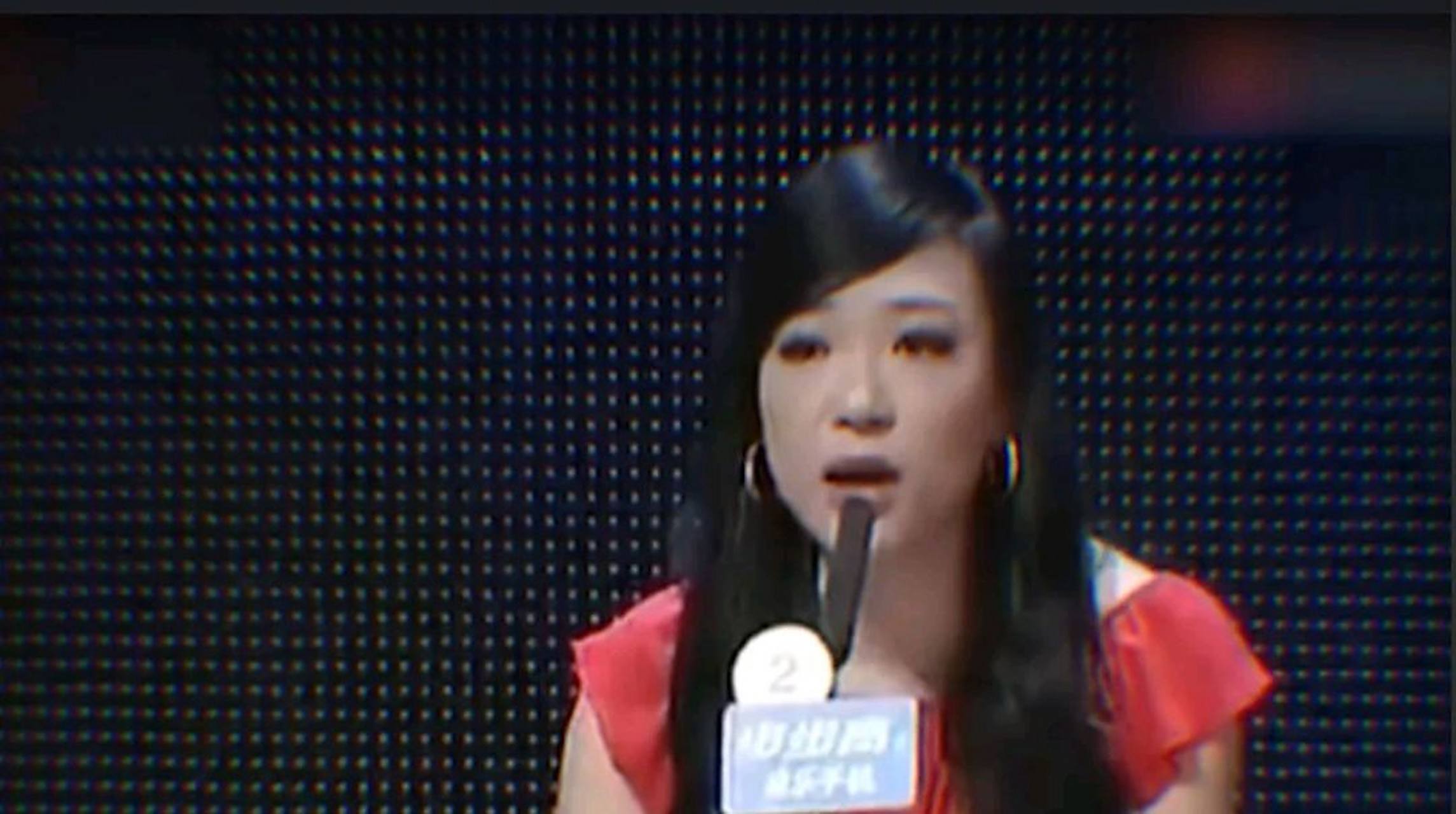 王佳看着倒在门口的老公何嘉文,鲜血从他的身体里不停地溢出,她慢慢地