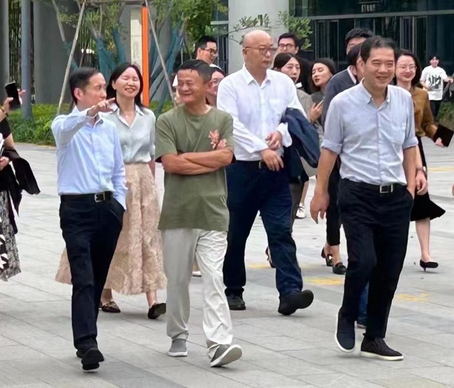 马云现身阿里云谷园区,跟刚卸任阿里集团ceo的逍遥子张勇有说有笑,看