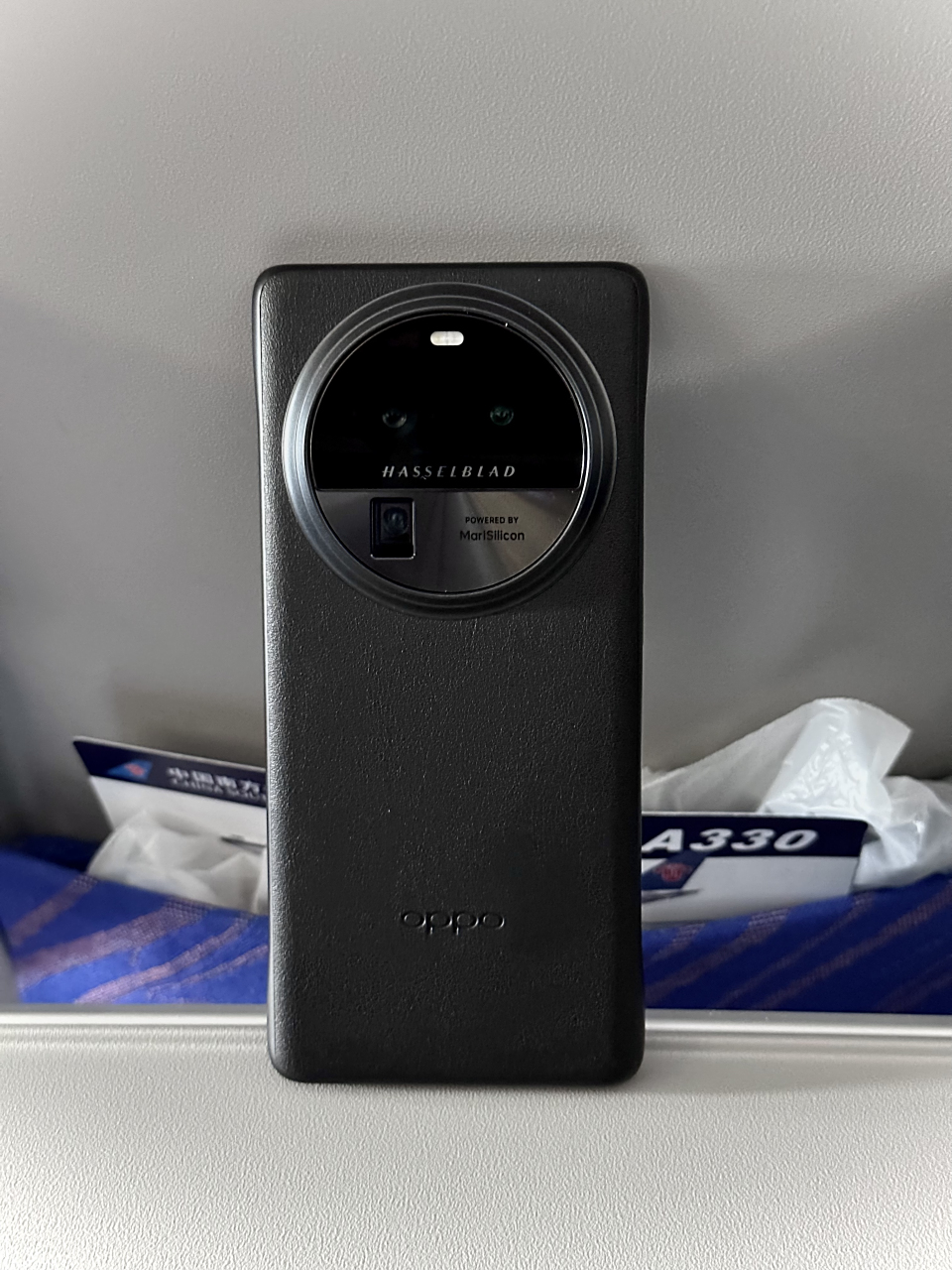 手机摄像头现在已经做得很大了,手拿着都能顶到,以后会不会越做越大呢