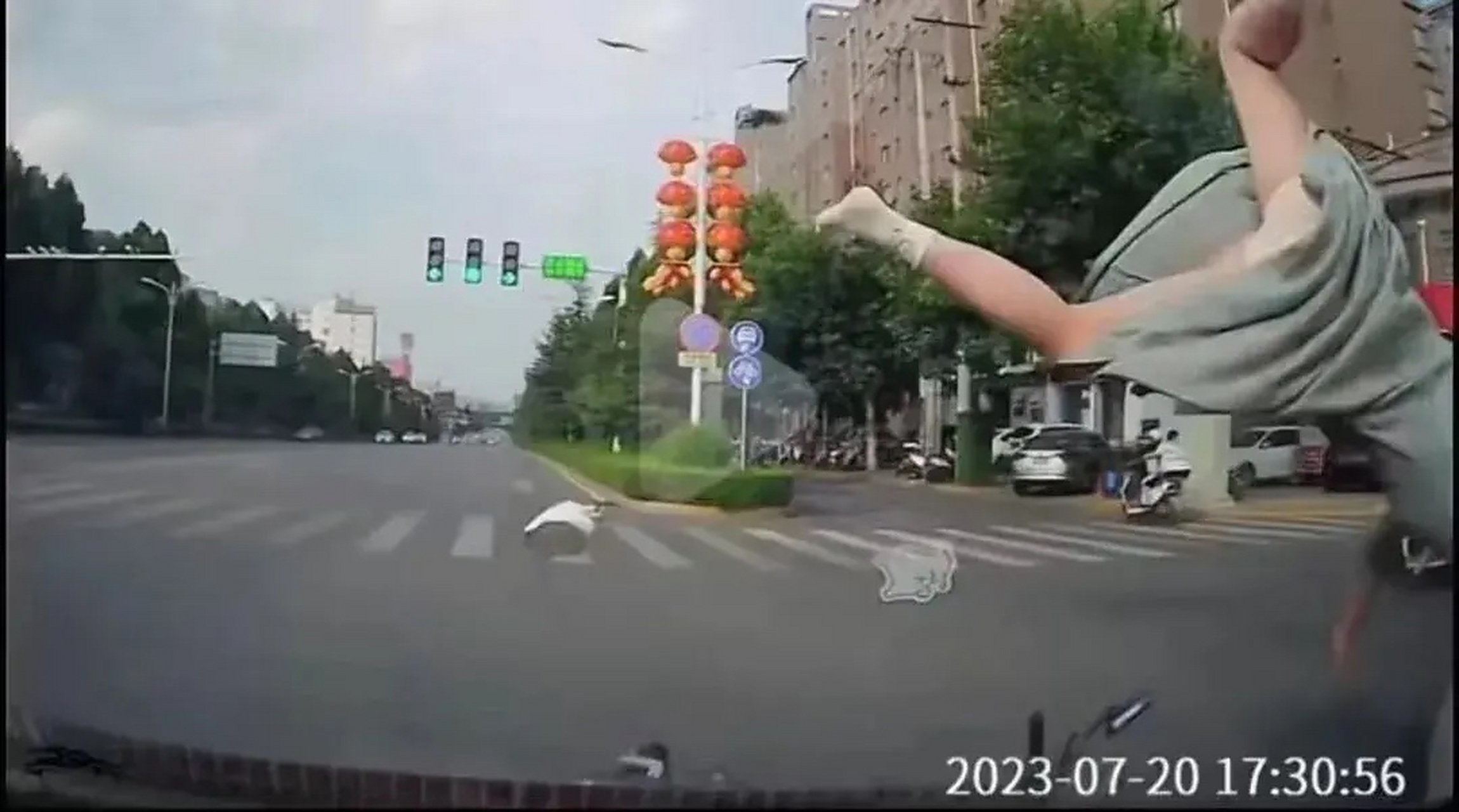 评论区来个舌头,把这个事情讲一下,妹子裤衩子都撞飞了!