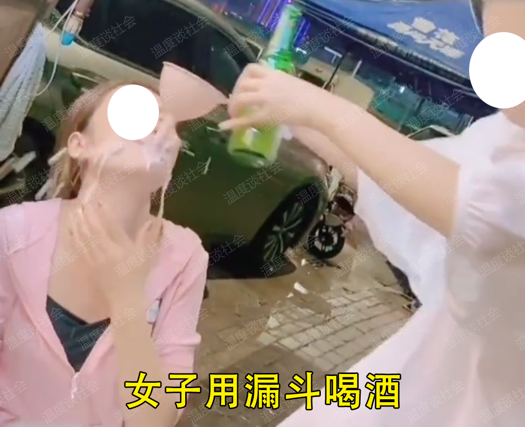 用漏斗喝酒?一女子用漏斗喝酒被酒呛到了,酒喷出来把衣服弄湿了