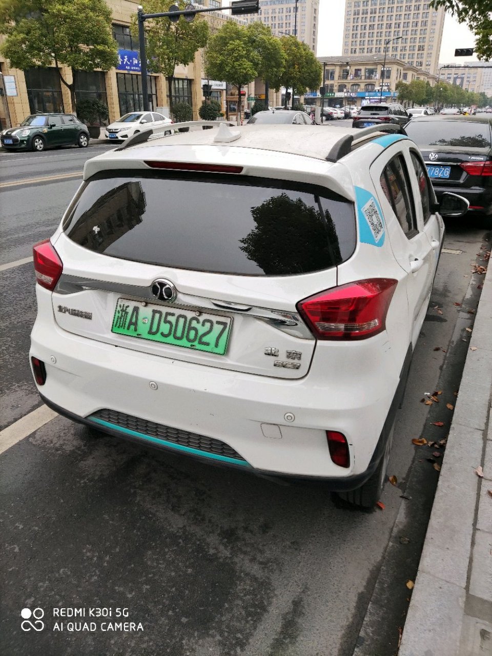 街头偶遇共享电动汽车,你们觉得,共享汽车收费合理吗?欢迎评论!