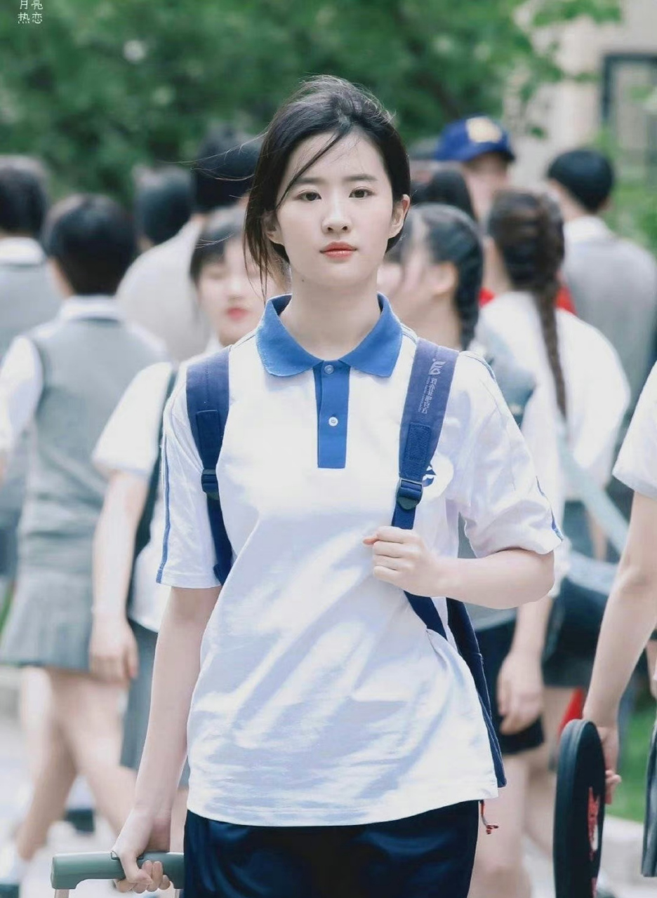 青春总是美好的,当女明星们穿起校服,扎上马尾,谁又是你心中的白月光