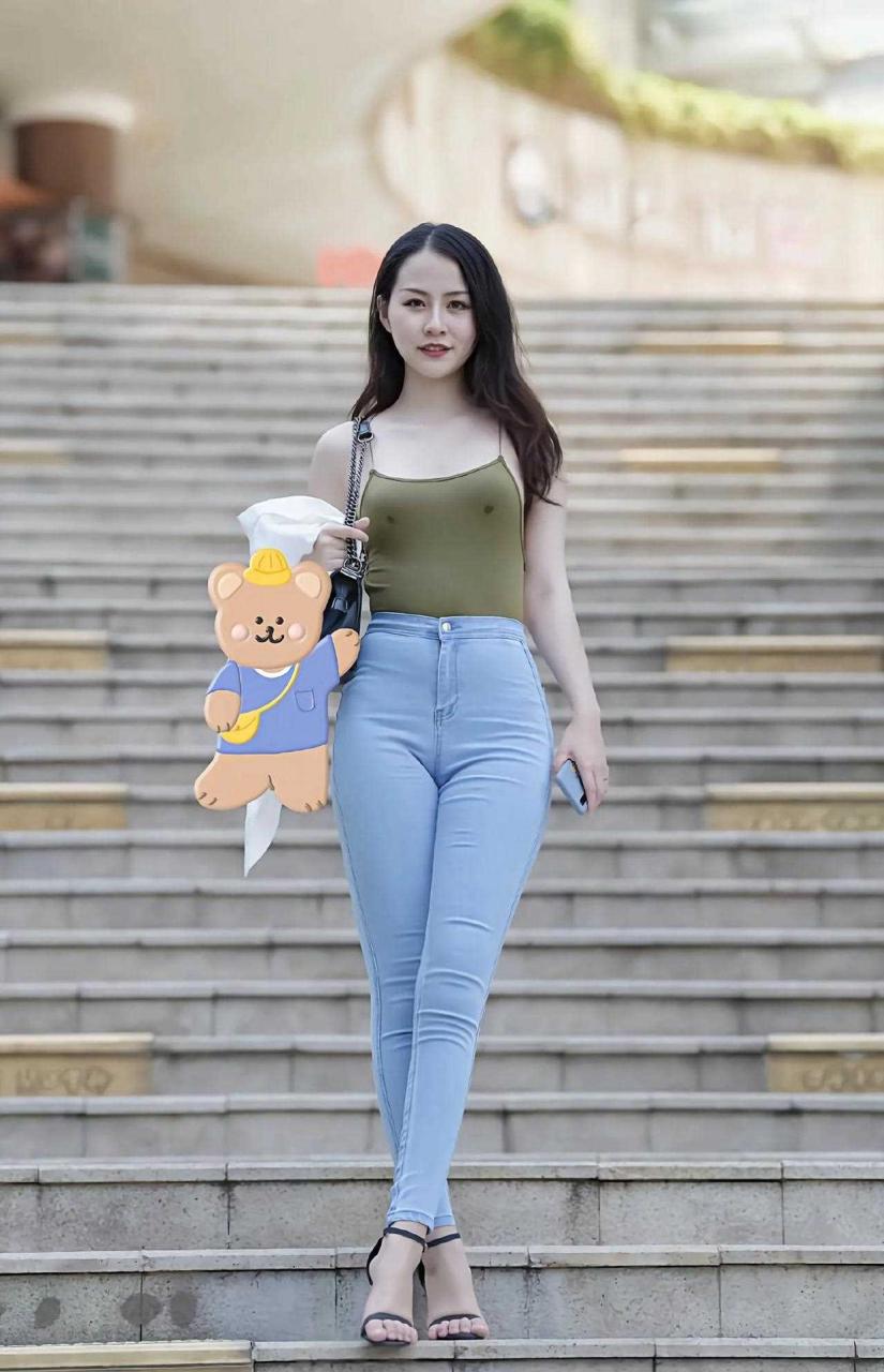 丰腴饱满的成熟少妇,吊带背影加蓝色牛仔裤风情万种!