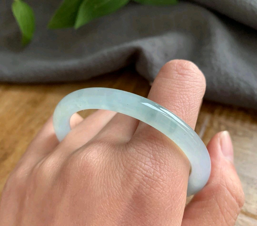 翡翠细圆条手镯糯冰起胶 种老肉细水头足,带点冰紫