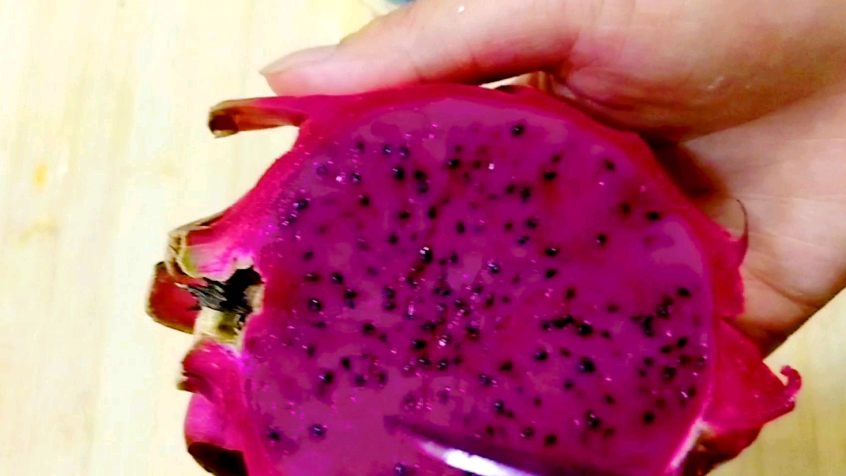 自己在家做火笼果奶茶,隔壁小孩可喜欢了