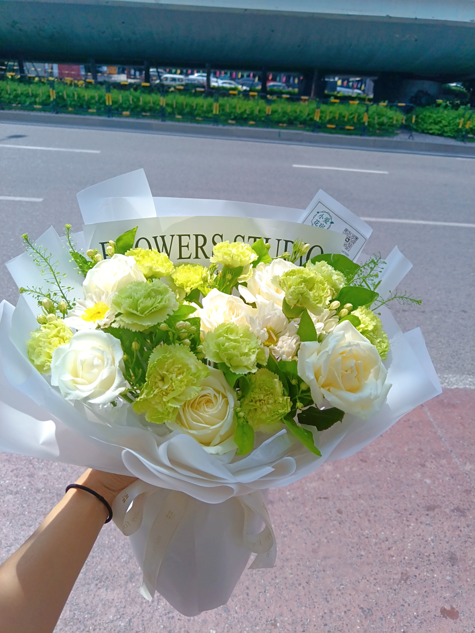 白玫瑰康乃馨花束 送给姐姐的花 一整个清新自然 夏天看了都比较凉快