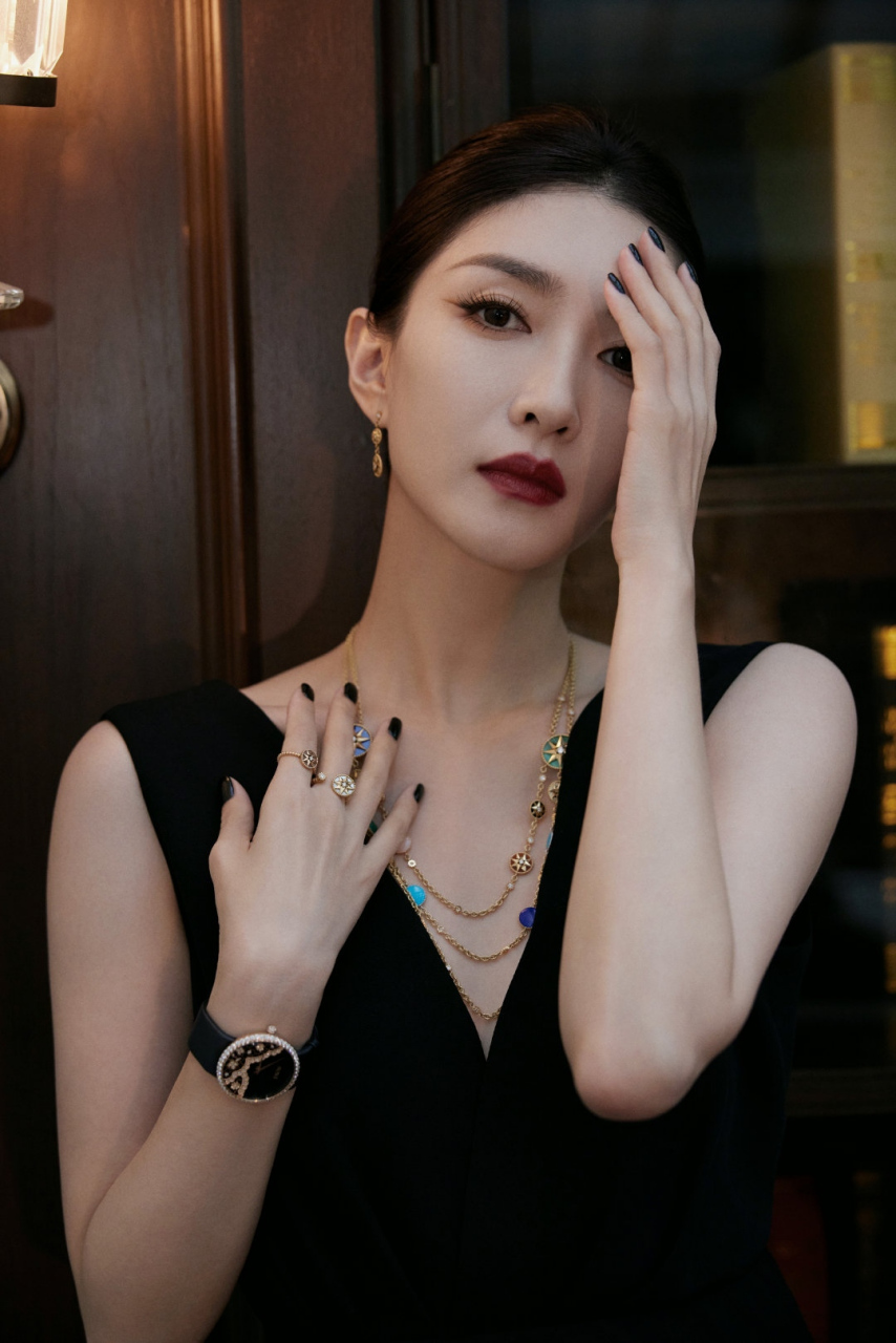 江疏影# 一袭白色深v连衣裙,肤白貌美的容颜,高贵冷艳的气质,婀娜