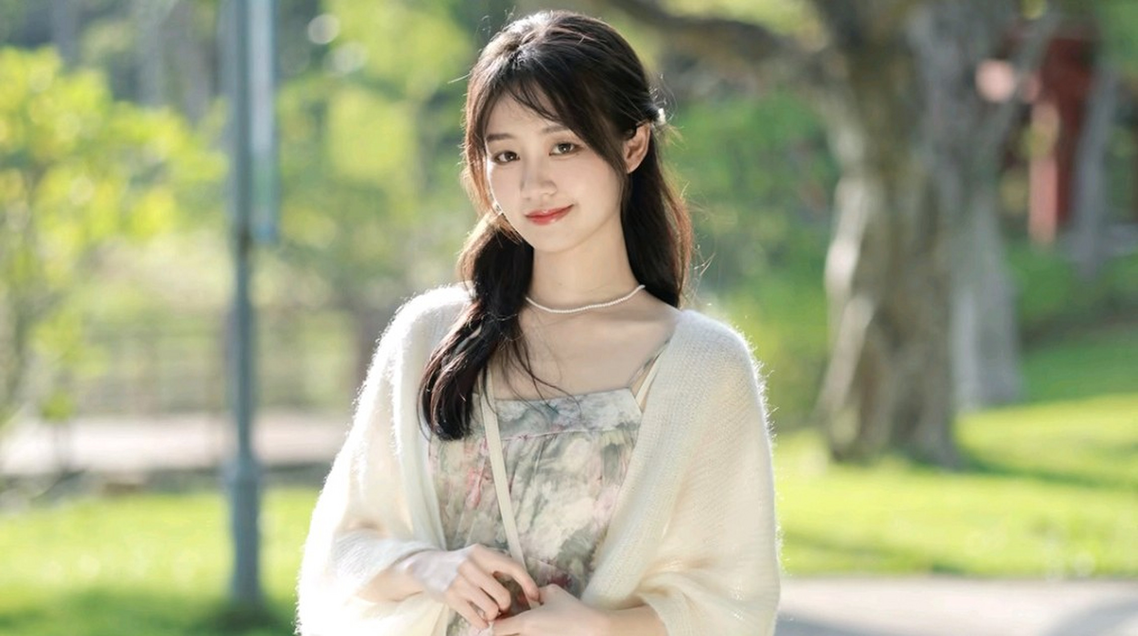 秋雨后吟  慕雪  云低数日阴,菊艳落秋深. 造物因何意,违时忽作霖.