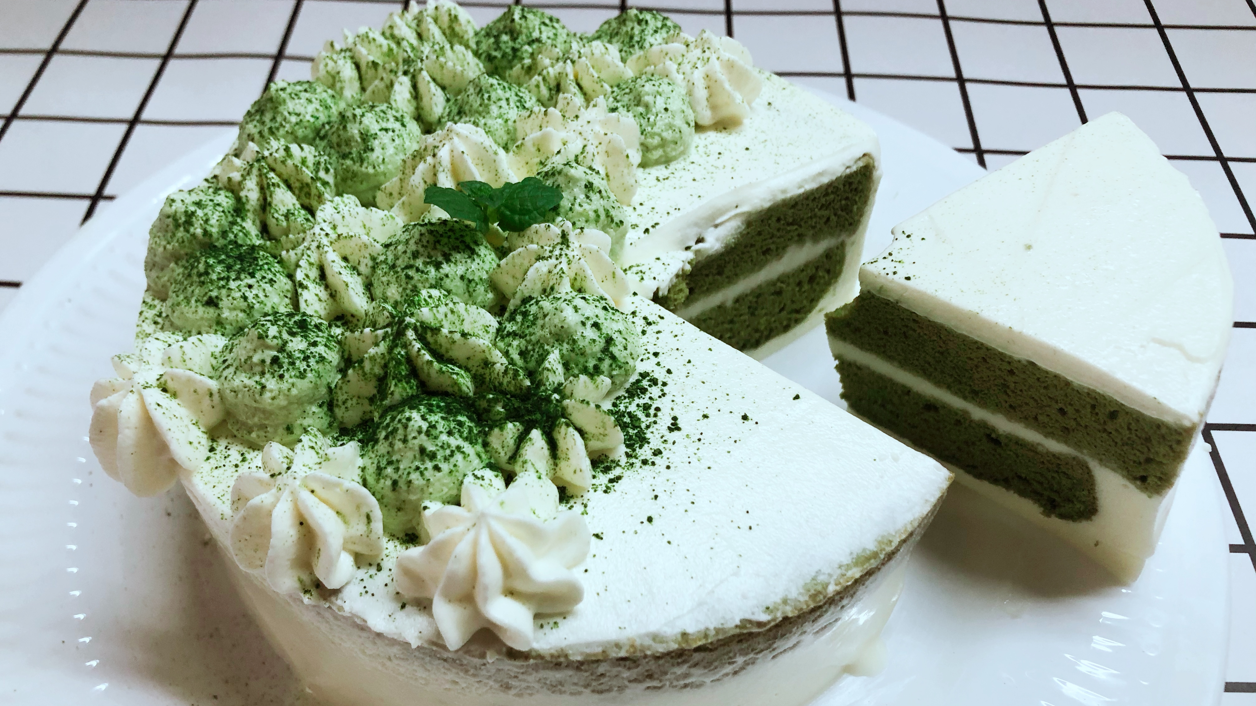 属于夏天的一款抹茶清新慕斯蛋糕,绿绿的颜色爱啦