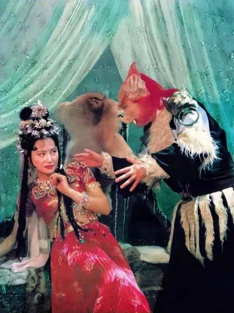 三年前到朱紫国强夺了金圣皇后,一向无缘,未得沾身,只苦了要来的宫女