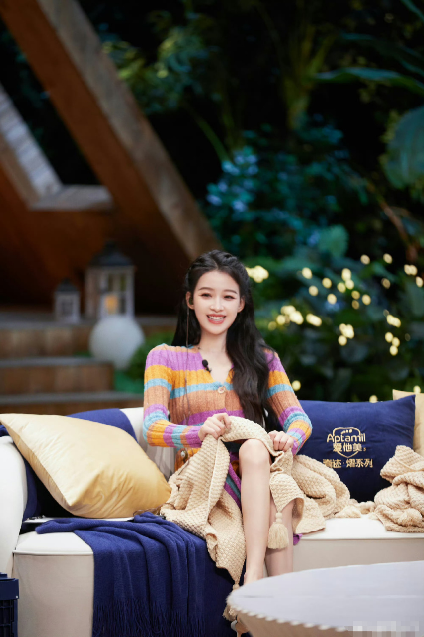 孙怡穿着彩色条纹针织长裙,皮肤白皙,一把长直发披肩,多了一份成熟