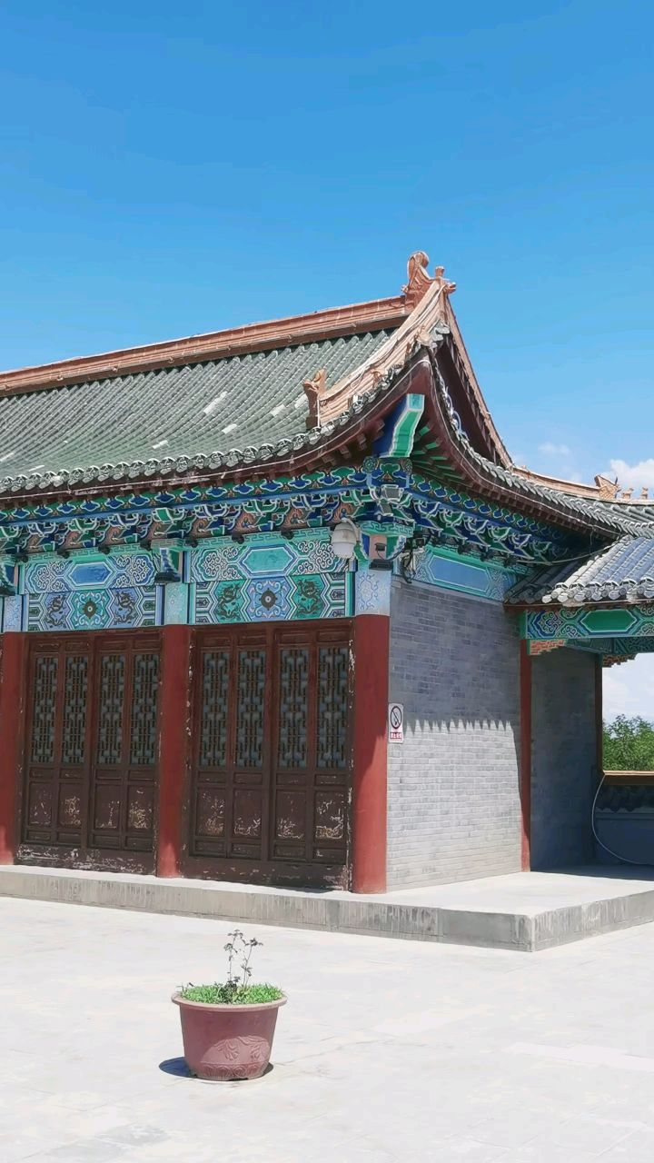 哈密回王府景区,是当代新疆境内规模最大,最有特色的一座宫廷建筑.