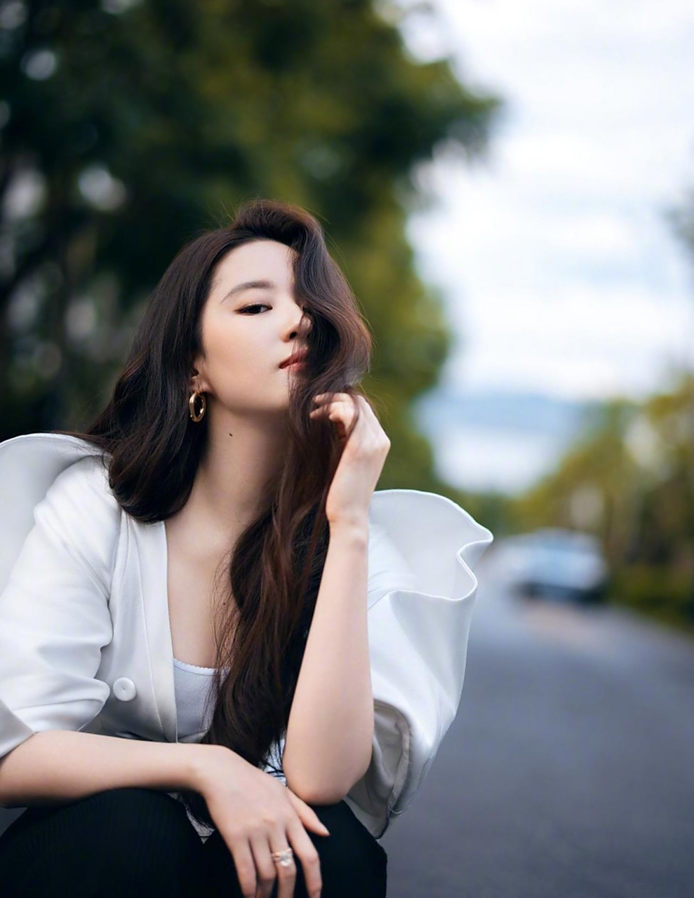 看刘亦菲长发飘逸,冷颜高贵,成熟美丽,温柔性感,韵味十足!