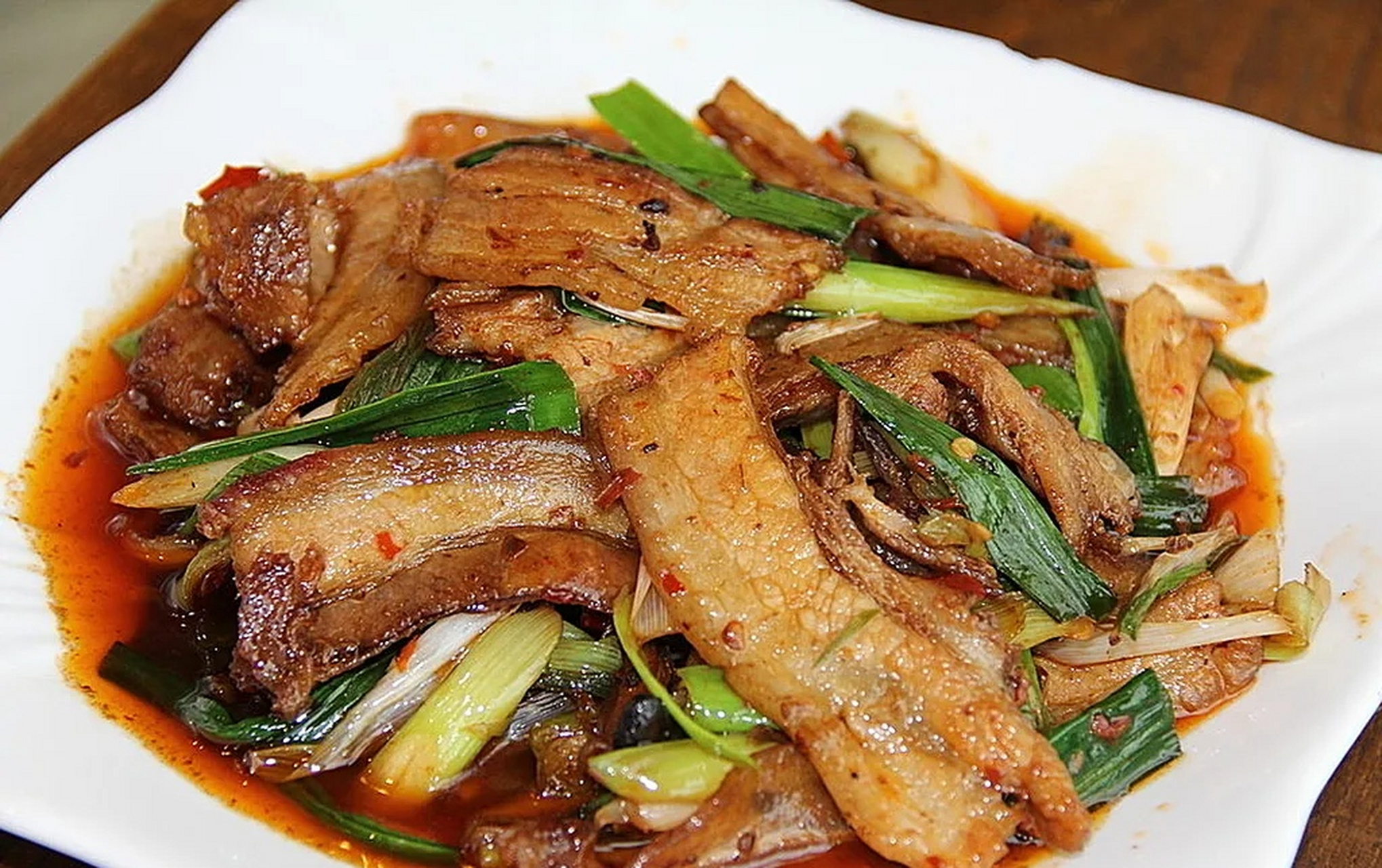 回锅肉是一道经典的川菜,也是一道非常受欢迎的美食.