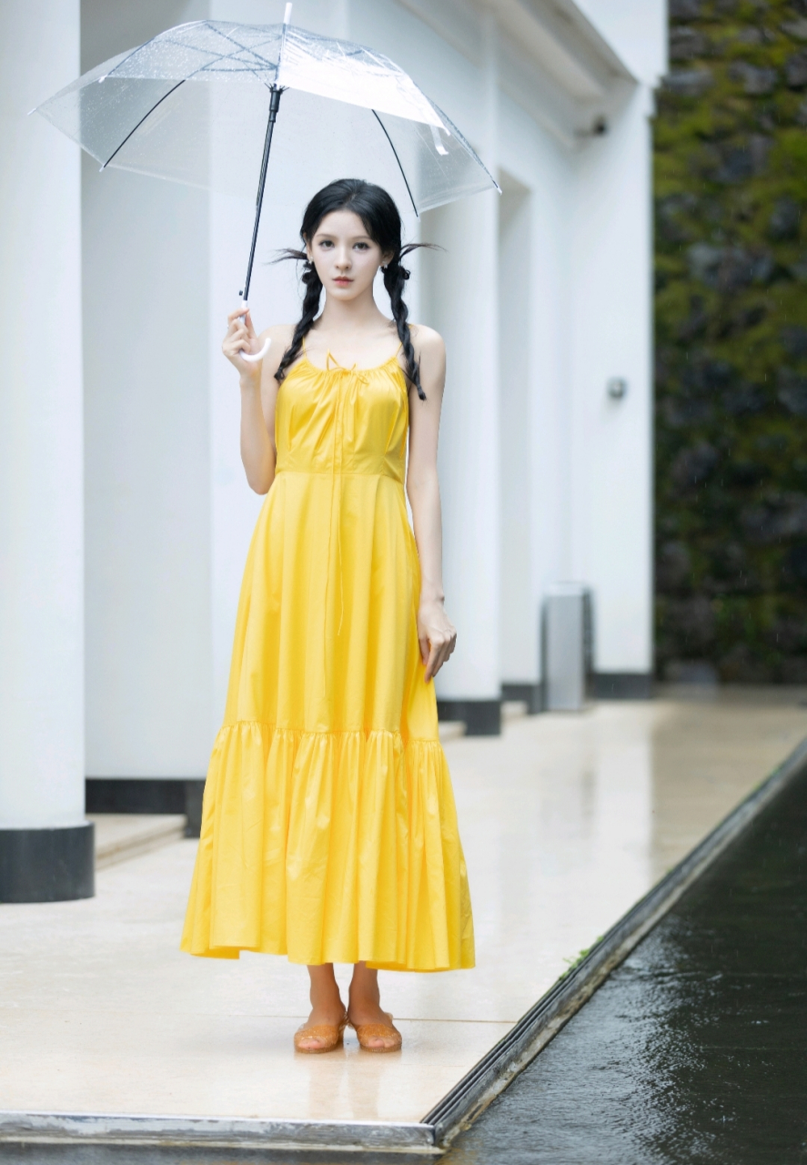 张予曦身穿吊带黄裙搭配双麻花辫,清新俏丽,甜美灵动,少女感十足!
