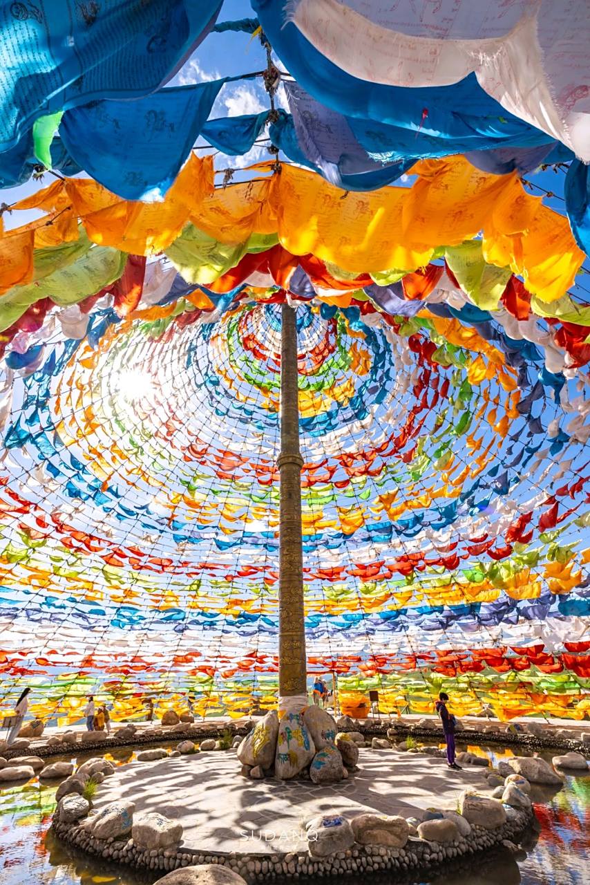 巨大的经幡,就在青海湟源日月山景区内——青海湟源古道博物馆门前 做