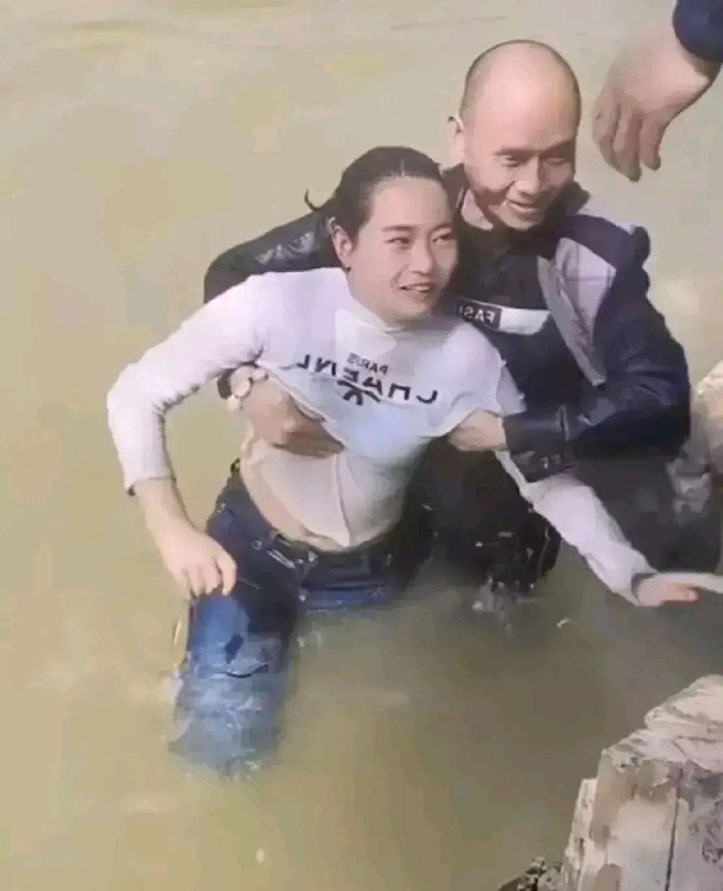 袭胸,摸下体?救人的大爷,还是猥琐的坏老头!