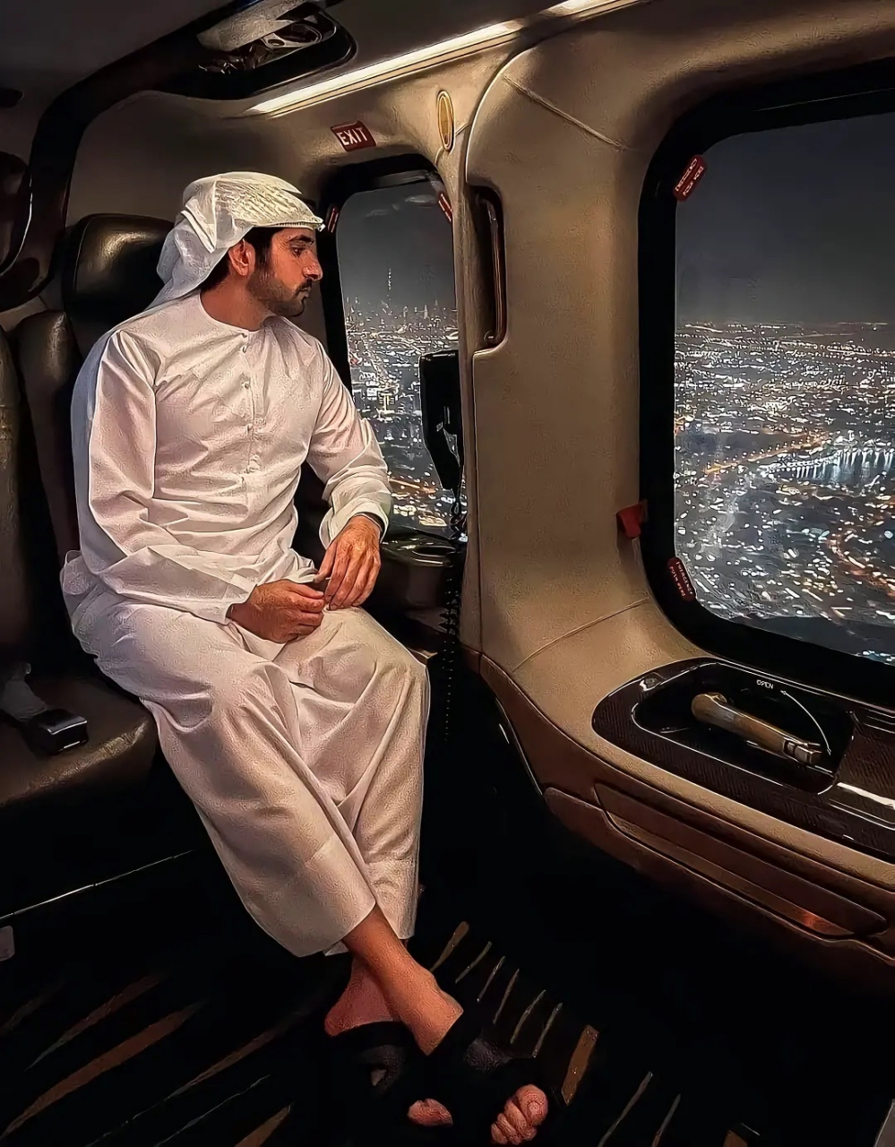 头顶一块布,世界我最富.沙特土豪买下了c罗和本泽马.在准备买下梅西的