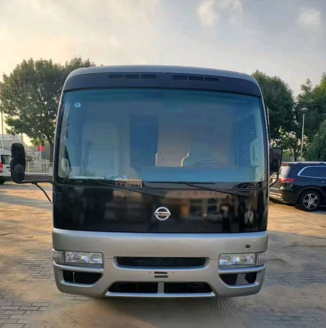 竞争丰田考斯特,港口实拍日产碧莲,商务风十足,规整大气