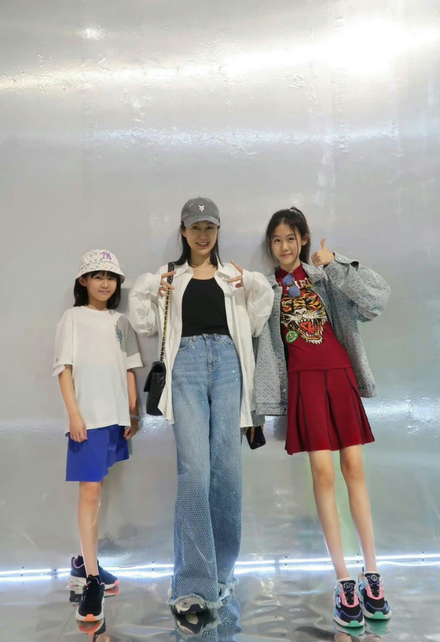 陆毅和鲍蕾14岁的女儿贝儿身高都快赶超爸爸妈妈了,腿又细又长,一家子