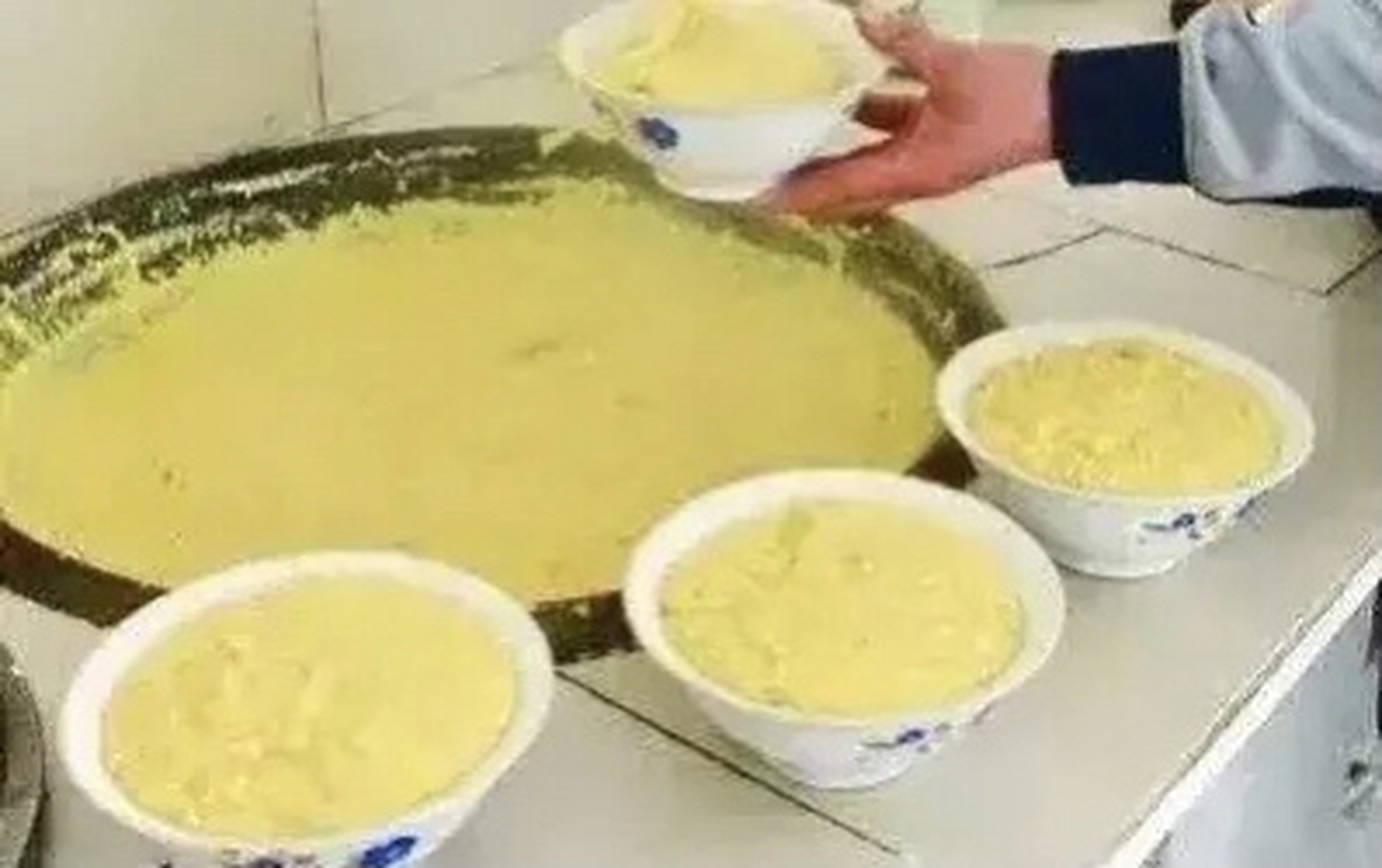 青川县乐安寺乡,一碗热气腾腾,黄灿灿的"珍珍",2元钱吃得饱饱的.