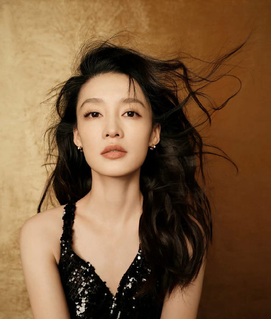 李沁 封面拍摄 李沁最新大片拍摄花絮释出,这酷飒的风格真的很绝,不得