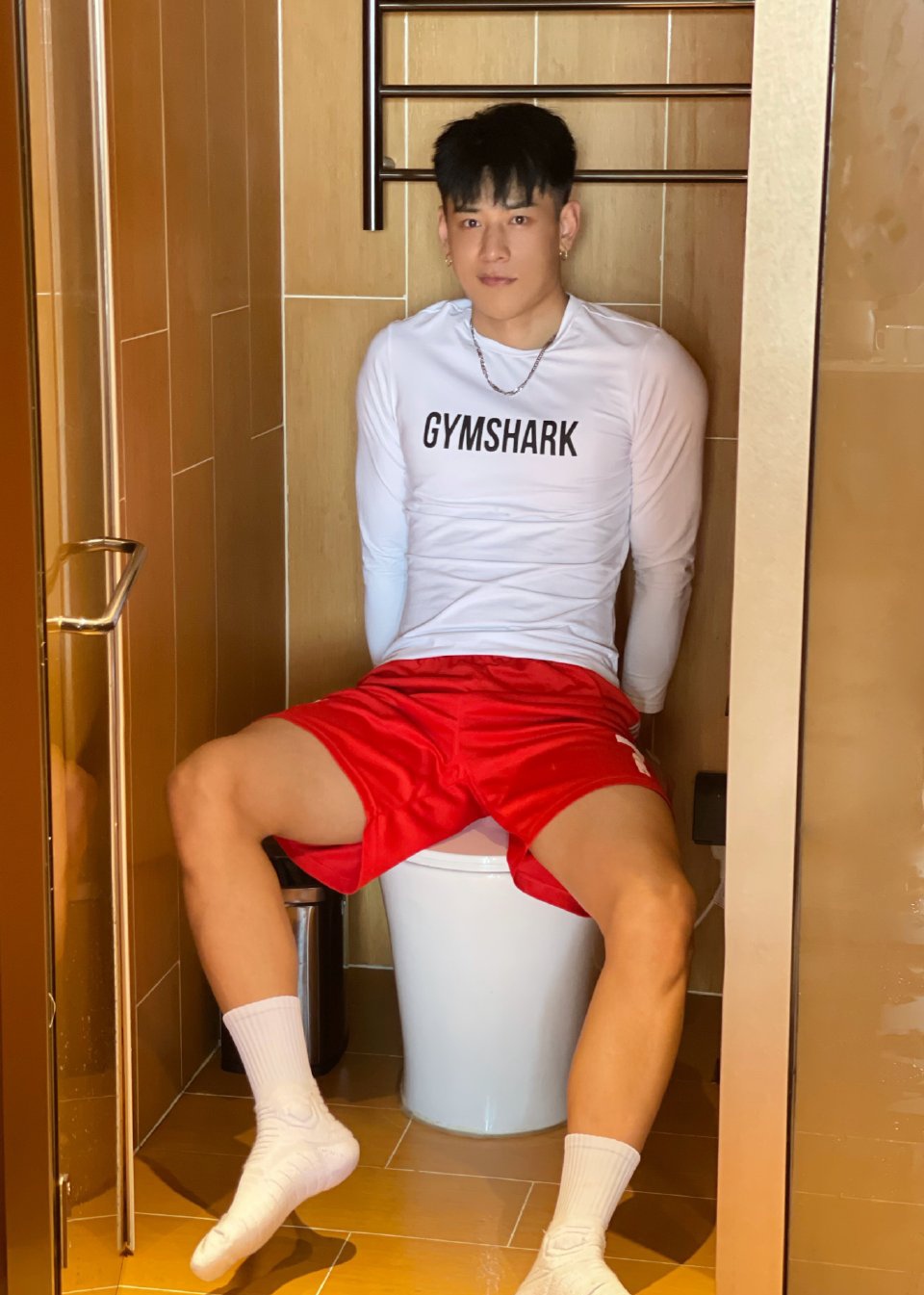 有点痞帅气质的阳光体育生,身高182公分大长腿,坐马桶上自拍!