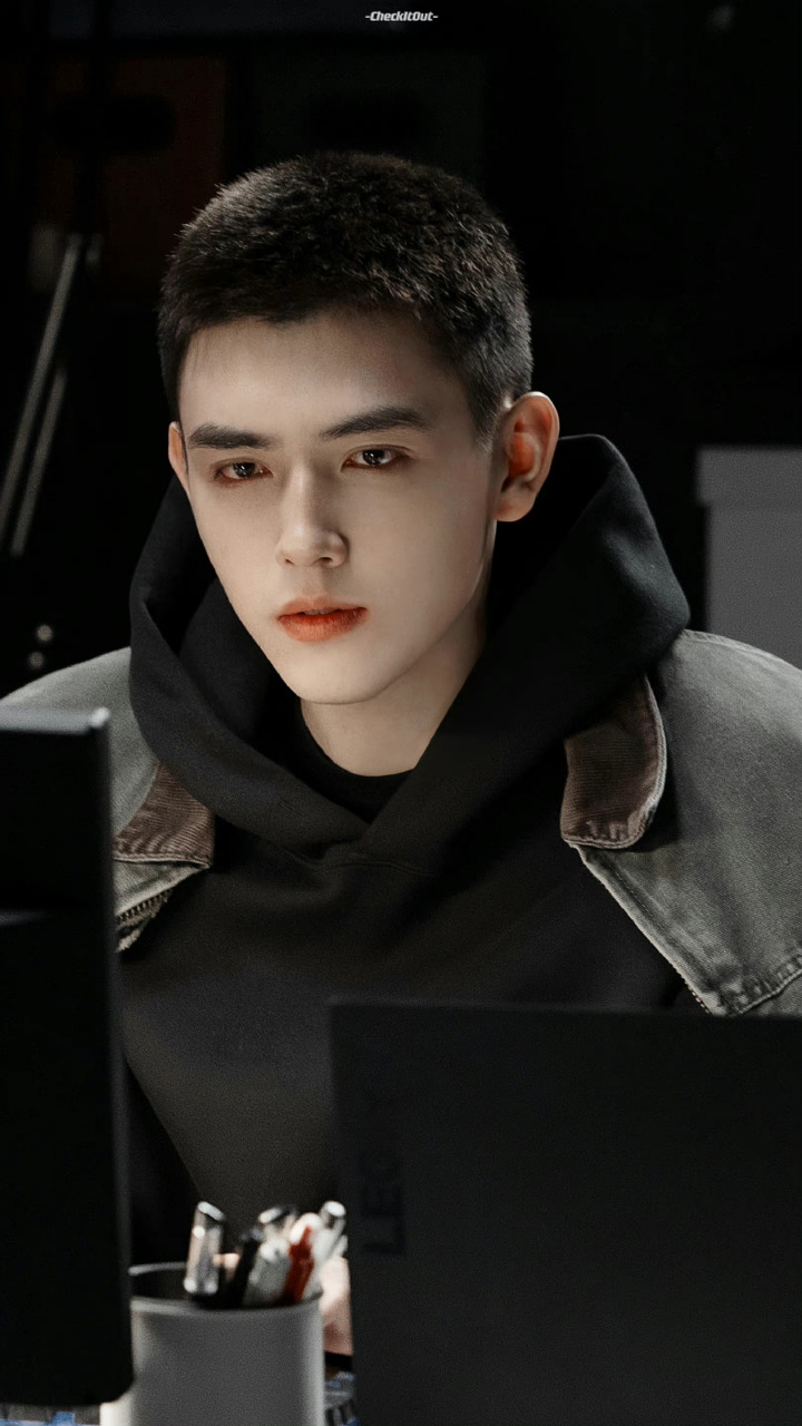 原来陈凯歌年轻时候这么帅,跟儿子挺像的