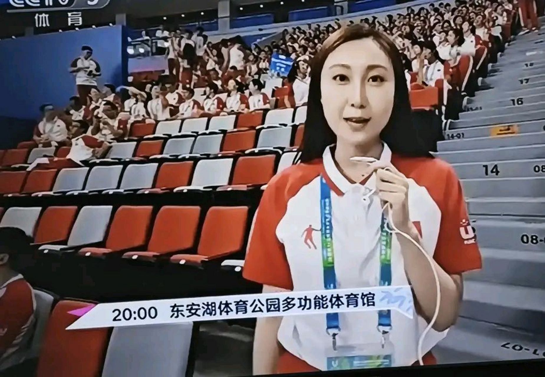 看到水亦诗以央视体育频道记者的身份,亮相成都大运会.