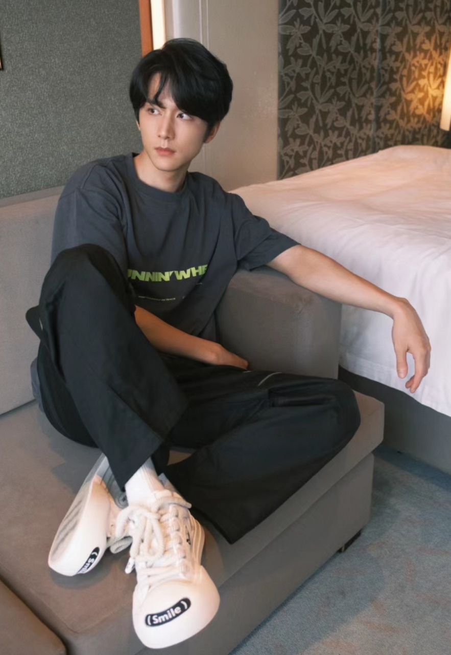 张新成晒生活照脸瘦了,鼻子显得更加立体,头发再短一点会更清爽.