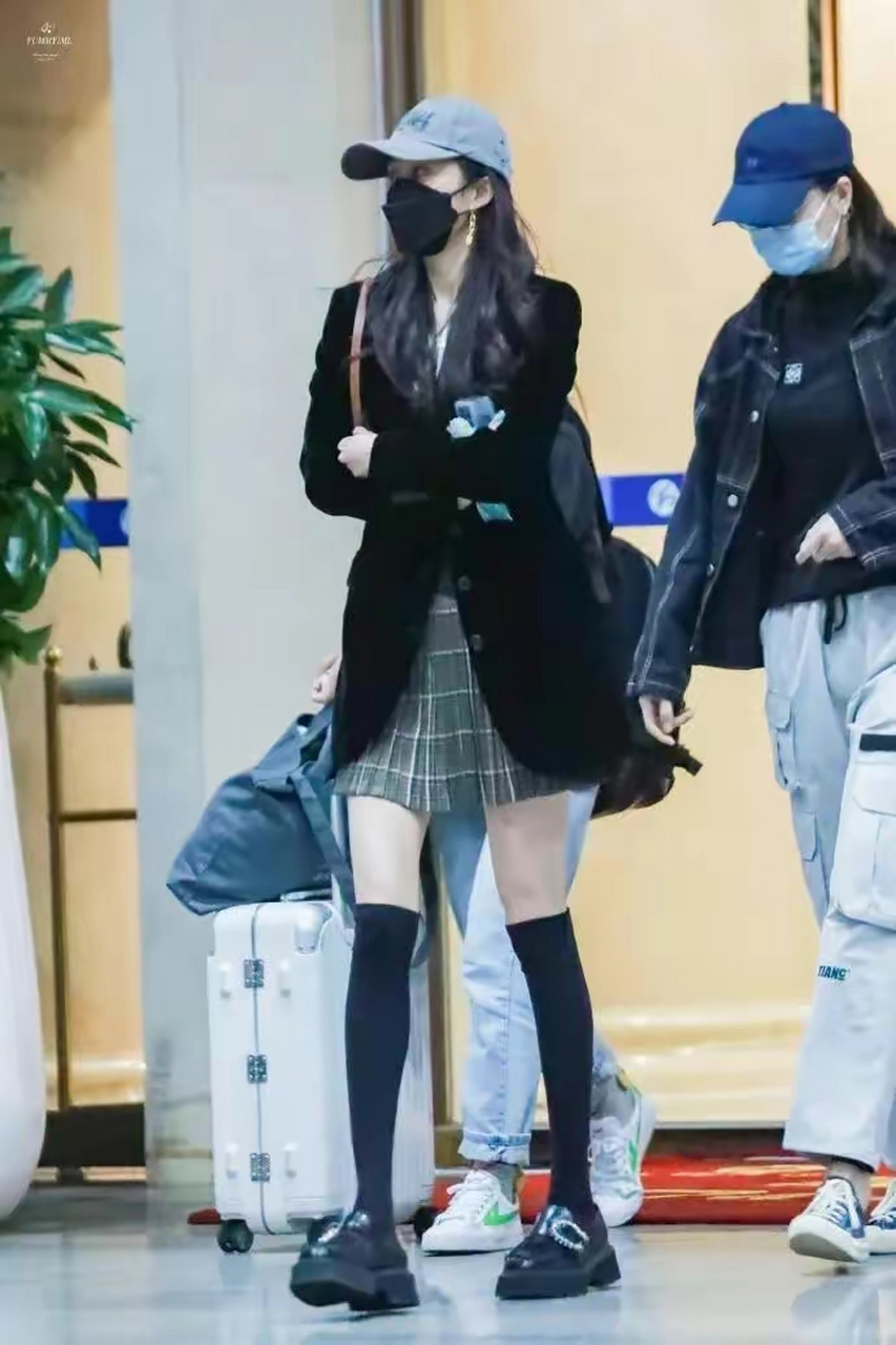 杨幂穿黑色西装,搭配格纹超短裙,秀修长美腿线条!