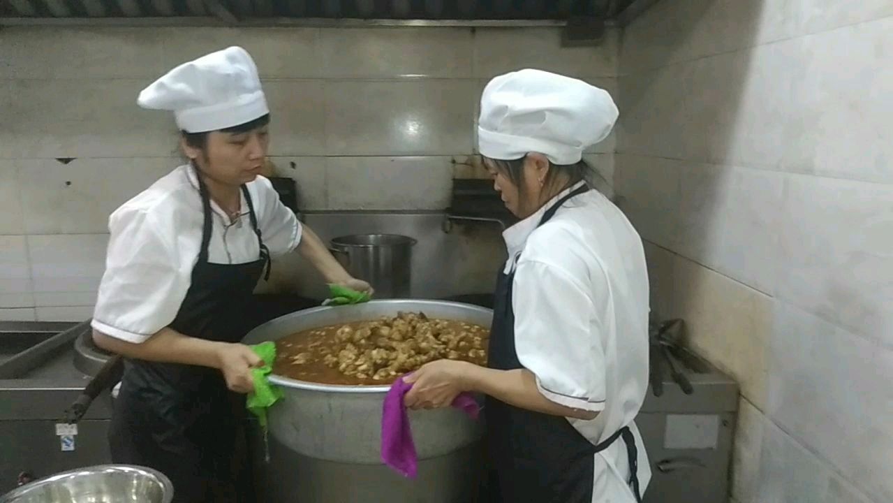 麻辣卤鸡腿这样做才好吃,一大盆鸡腿几分钟抢光,汤都吃了