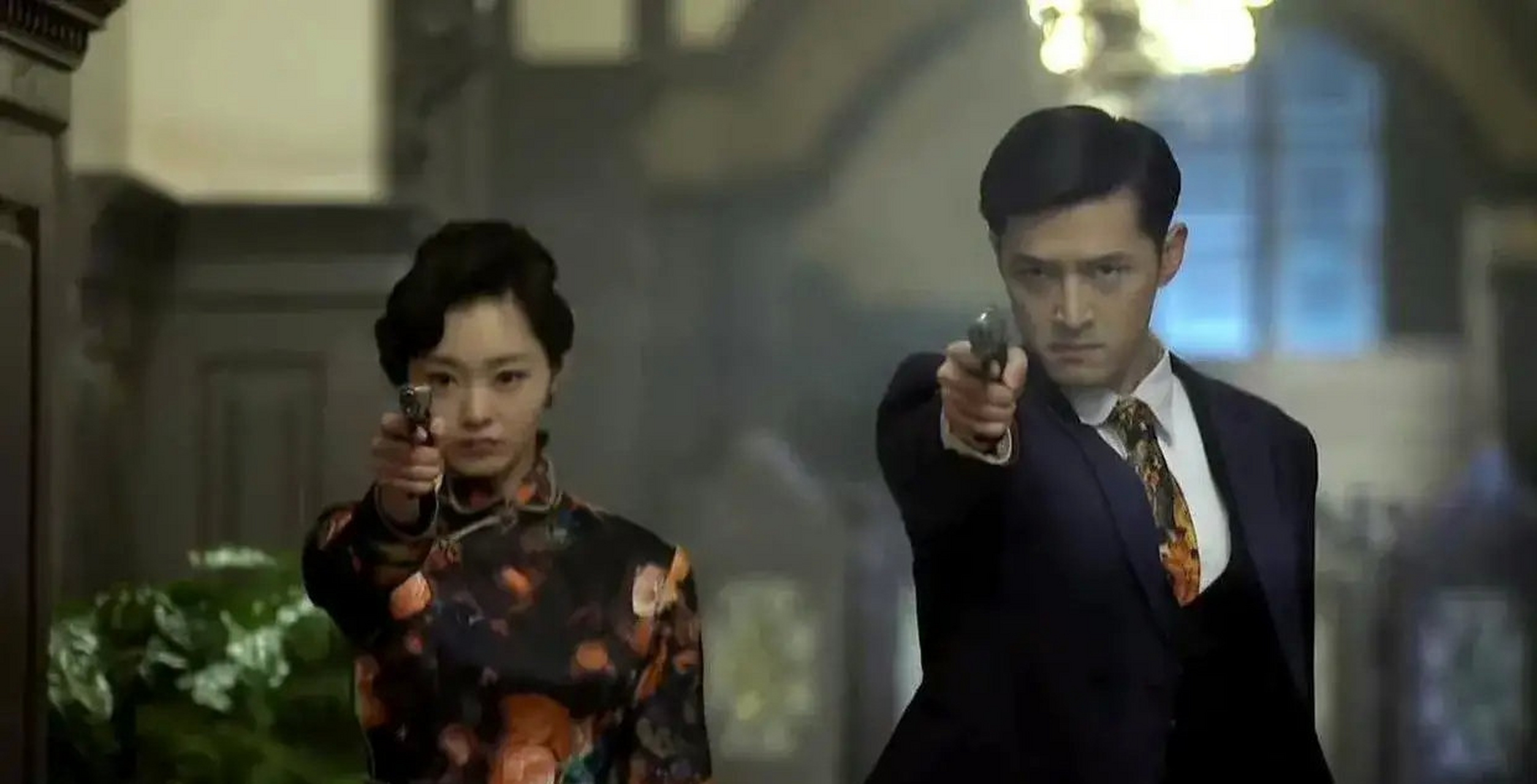 胡歌在《伪装者》的领带,是不是用宋轶旗袍剩下的布料做的?