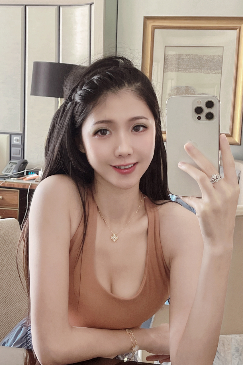 爱自拍的青春活力美少女～"廖miko"