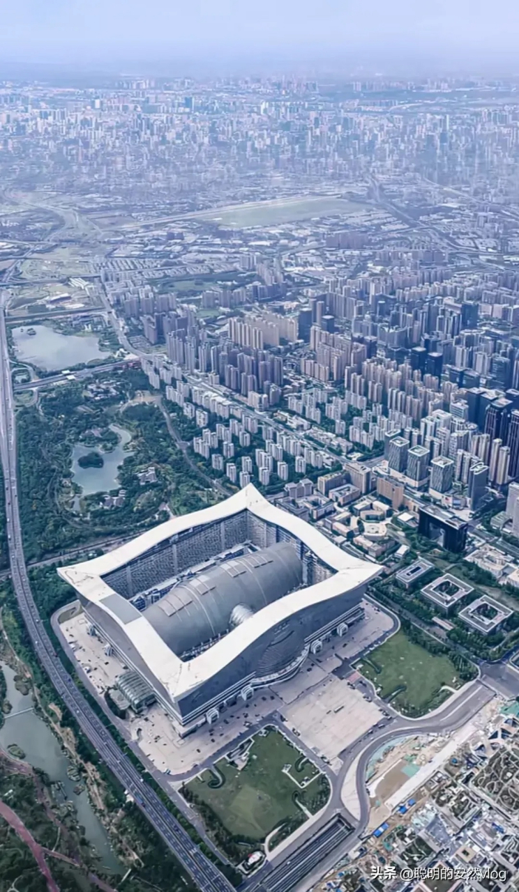 空中俯瞰成都环球金融中心,原来里面是这样的!这设计有点意思!