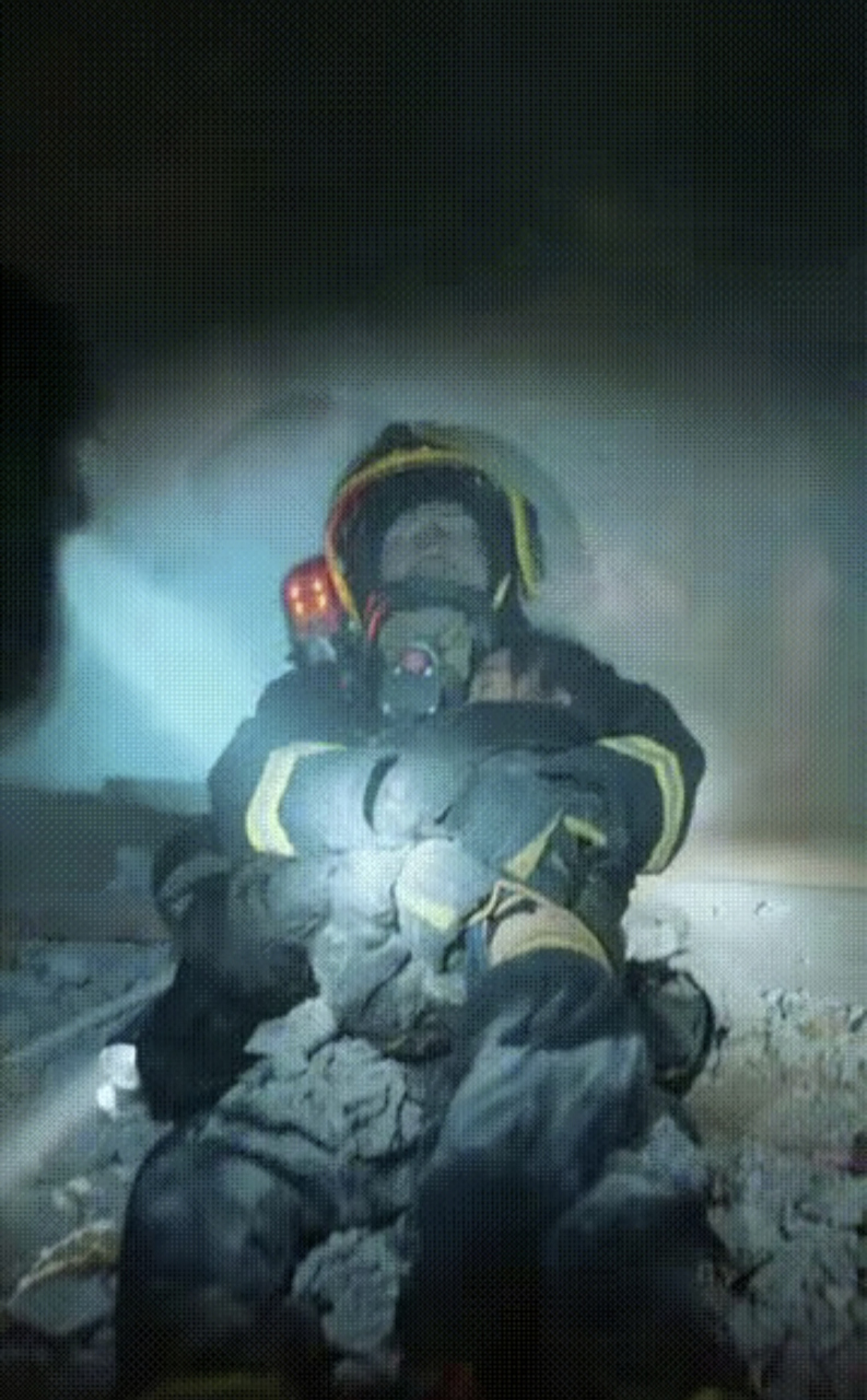 消防英雄杨科璋,在灭火救援中,怀抱着一名女孩转移时不幸从5楼坠落