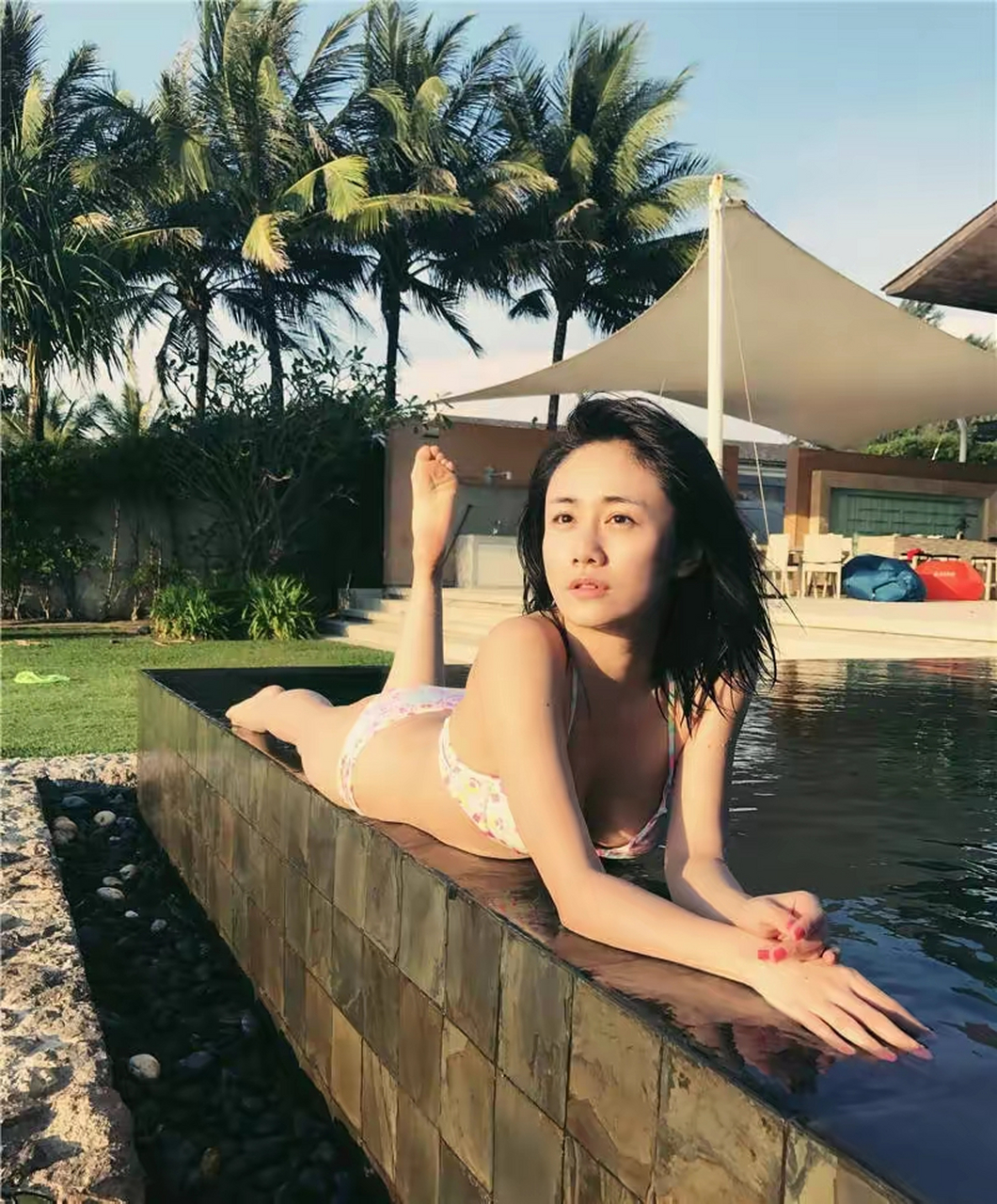 6月7日,知名女星刘芸的工作室,晒出一组她身穿黑色比基尼的照片,思滗