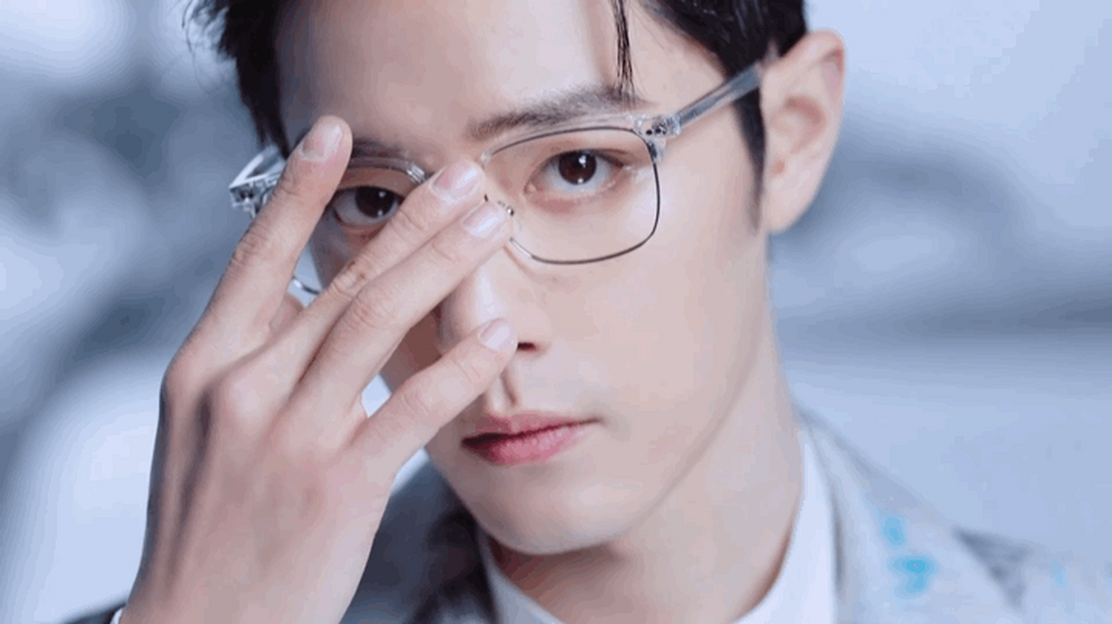 瑞凤眼,唇下痣,肖战的长相是优雅与经典的完美结合.