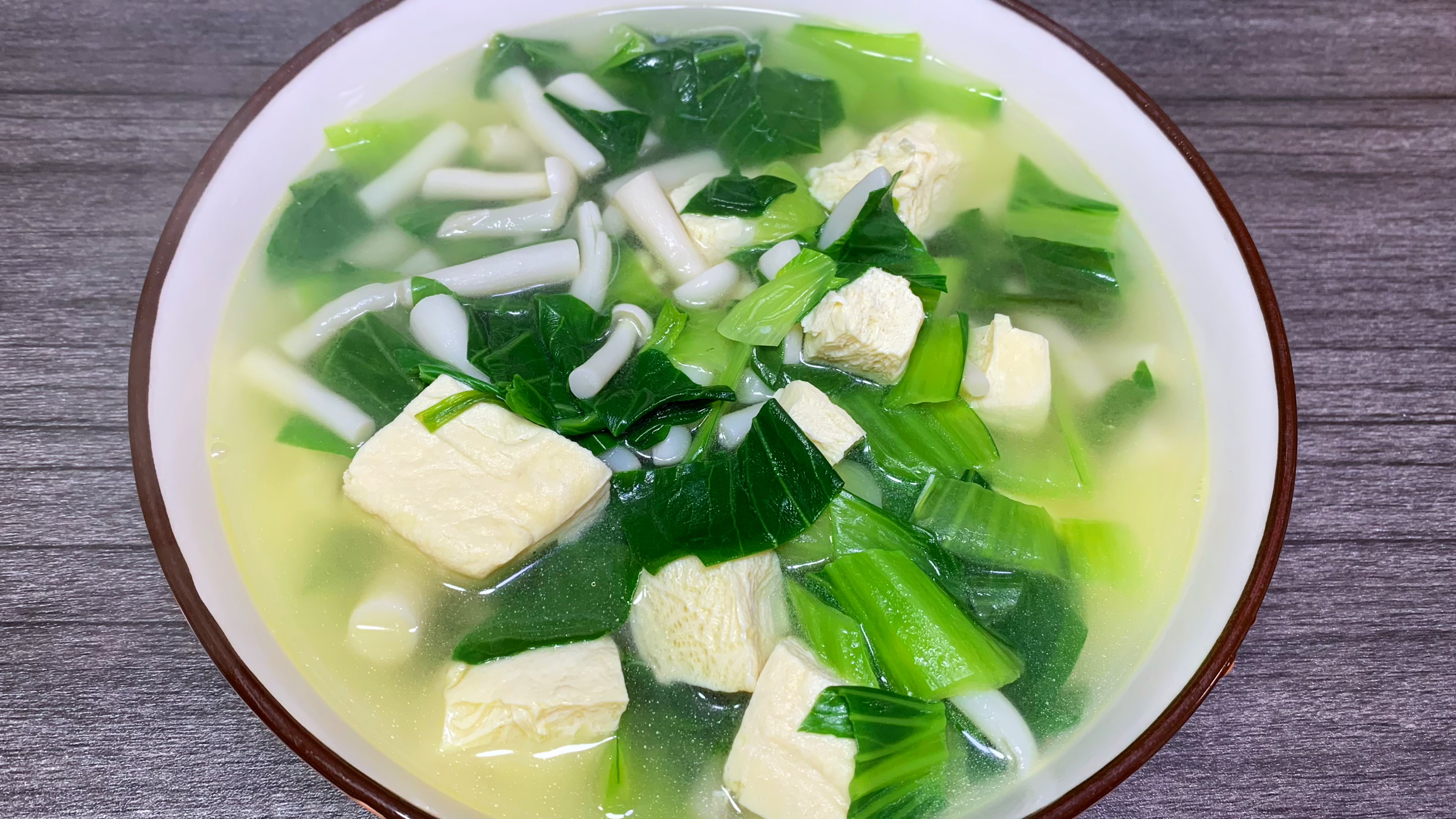 青菜豆腐蘑菇汤这样做,汤鲜味美,做法简单,清淡好喝又不失营养