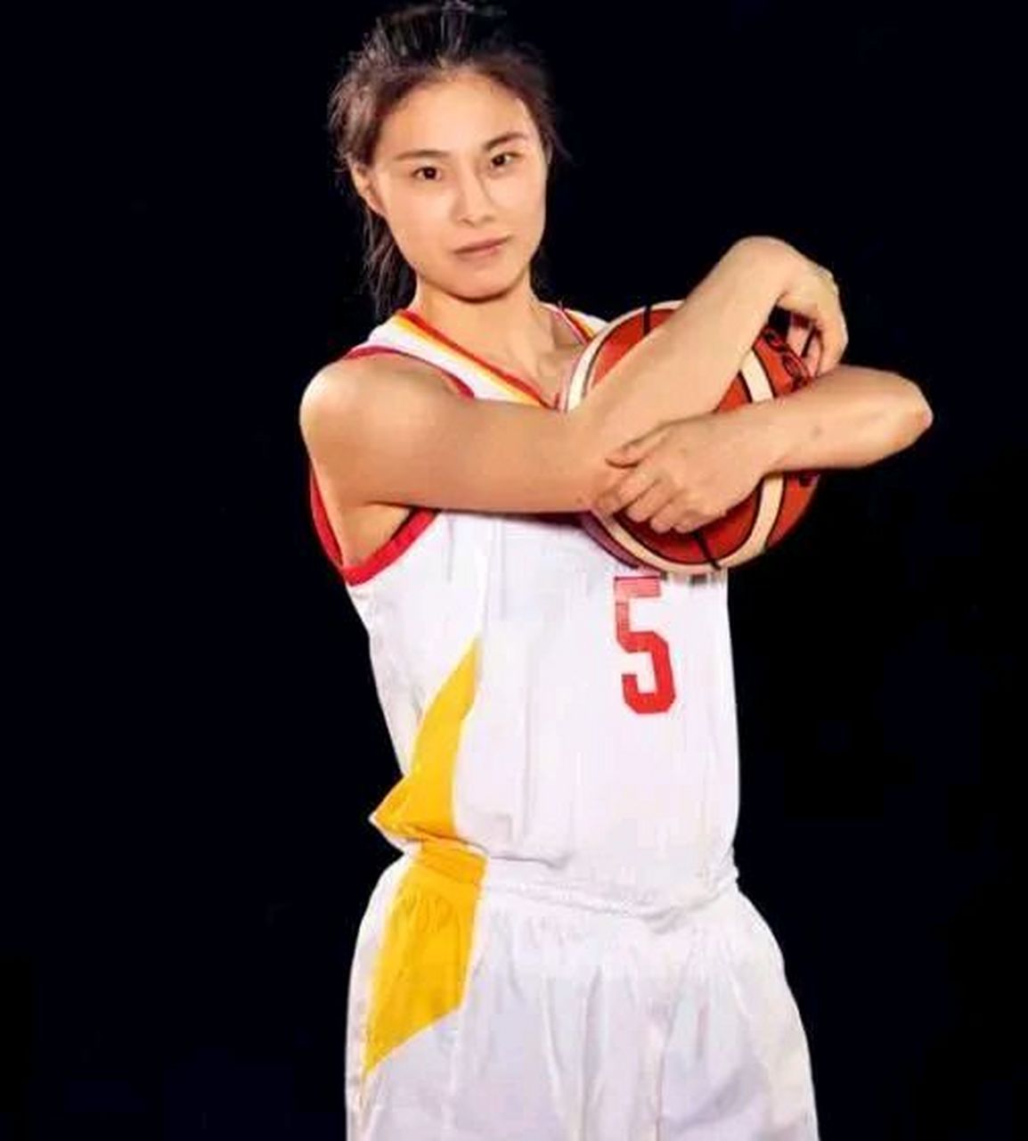 王思雨,女篮的美女球员,身高175cm,体重60kg,拥有漂亮的面容,标准的