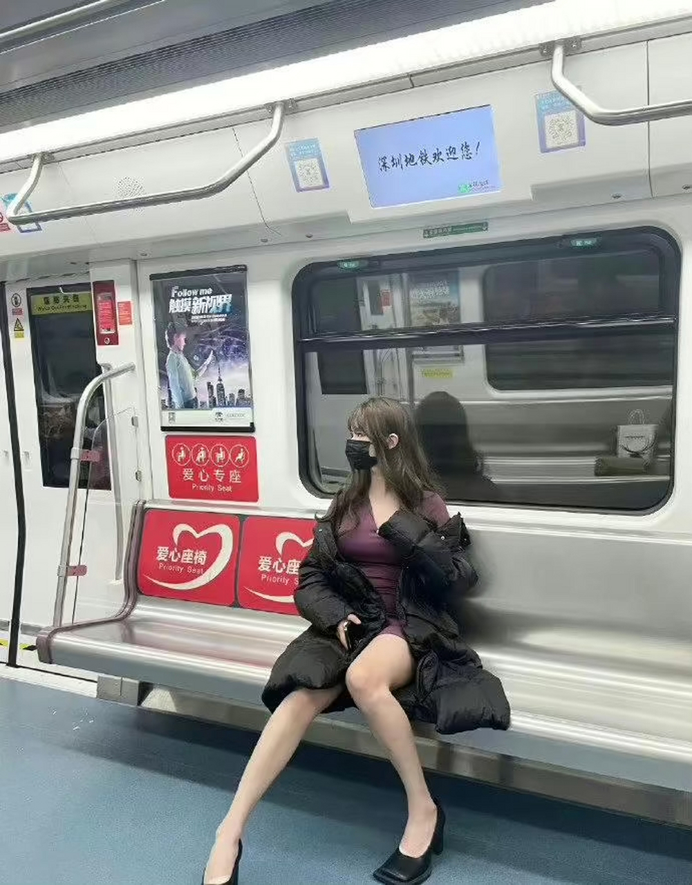 没人的地铁.坐姿逐渐放开