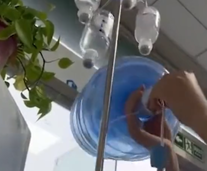 江苏女子输液被陌生男拔针扎进水桶,称能消水肿,当事人都吓傻了